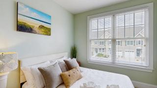 Heritage Village townhouse with community pool - 1