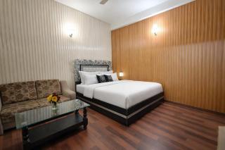 Alzahir Guesthouse & Hostel Rooms near Quaideazam University - 8