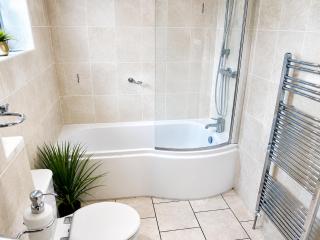 Cozy Two Bedroom Apartment - A Stroll from Gardens to Beach - With Parking and WiFi - 6
