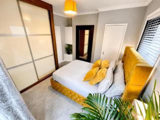 Cozy Two Bedroom Apartment - A Stroll from Gardens to Beach - With Parking and WiFi - 3