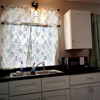 Modern 2BR Upstairs Unit - Sleeps 4 • Free Parking - 8