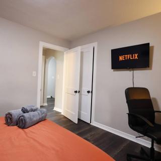 Modern 2BR Upstairs Unit - Sleeps 4 • Free Parking - 7