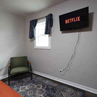 Modern 2BR Upstairs Unit - Sleeps 4 • Free Parking - 6