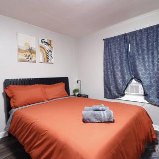 Modern 2BR Upstairs Unit - Sleeps 4 • Free Parking - 5