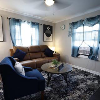 Modern 2BR Upstairs Unit - Sleeps 4 • Free Parking - 1