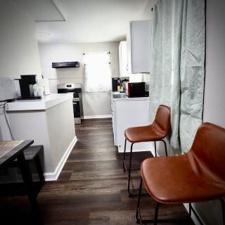 Modern 2BR Upstairs Unit - Sleeps 4 • Free Parking - 3