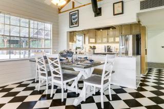Lake LBJ Home: Putting Green, Pavilion & Fire Pit - 1