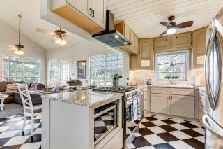 Lake LBJ Home: Putting Green, Pavilion & Fire Pit - 2