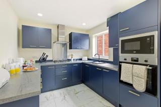 New 4BR Home in Bedworth, Free Driveway Parking, Workspace & WiFi, Near M6 - 4