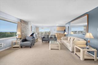 Top Floor Penthouse Suite with Ocean View - 4