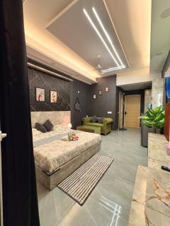 Apex Heritage Comfort Stay Gaur City Centre Noida - 4
