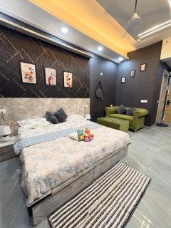 Apex Heritage Comfort Stay Gaur City Centre Noida - 1