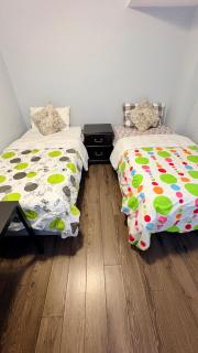 House with driveway parking,from Montreal DT 15min - 5