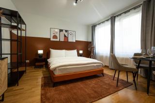 Spacious studio in prime location with queen bed - 0