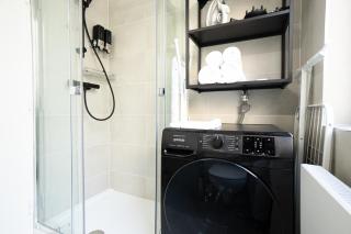 Spacious studio in prime location with queen bed - 4