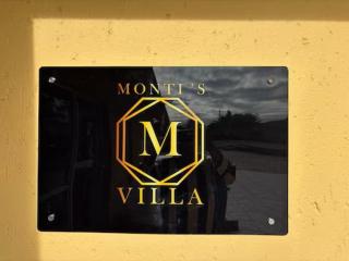 Monti's Villa Suites - 1