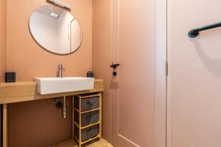 Historic Deluxe First Floor Studio with Sea View at the Marina - 4