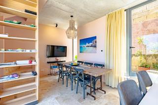 Historic Deluxe First Floor Studio with Sea View at the Marina - 1