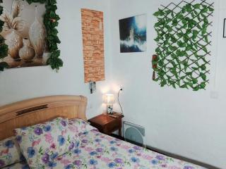 Charming House in Íllar with Mountain View and Balcony - 8