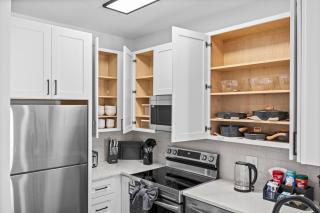 Stylish 1BR in River Oaks Pool + Free Parking - 9