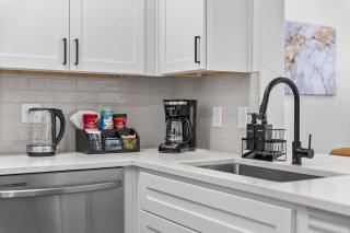Stylish 1BR in River Oaks Pool + Free Parking - 6