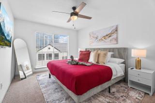 Luxury 1BR Retreat in River Oaks Pool & Parking - 0