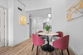 Luxury 1BR Retreat in River Oaks Pool & Parking - 7