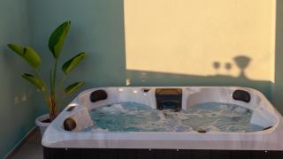 Virginia Suite - Jacuzzi Retreat in Kalamaki - 9