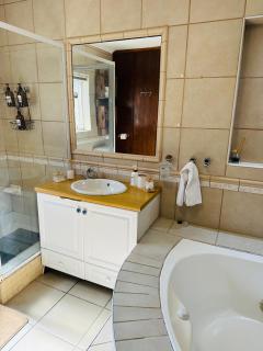 Mario & Luiza's Cozy Stay - Pool, Braai & Games - 6