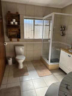Mario & Luiza's Cozy Stay - Pool, Braai & Games - 5