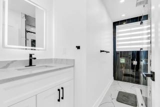 Family Friendly retreat, 5 Mins to Square One Mall 4 Bedroom House - 7