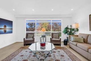 Family Friendly retreat, 5 Mins to Square One Mall 4 Bedroom House - 1