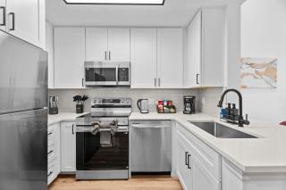 Luxury 1BR Retreat in River Oaks Pool & Parking - 1
