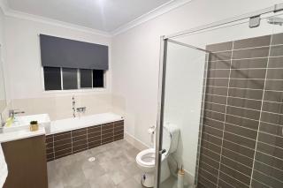 Modern 4BDR 5 Beds Ensuite AC 2 bath - 2