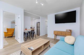Central Scarborough unit sleeps 4 - 8
