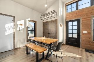 Luxurious Red Lodge Retreat - 3