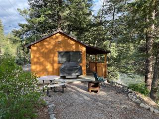 Doug's Emporium and Riverside Cabins - 8