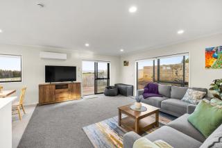 Rotorua 3BR Adventure Base with Air-Con and Parking - 8