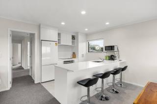 Rotorua 3BR Adventure Base with Air-Con and Parking - 5