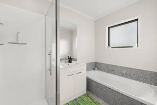 Rotorua 3BR Adventure Base with Air-Con and Parking - 4