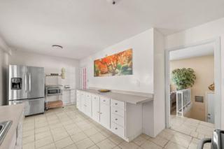 5BR house · Sleeps 13 · Parks 6+ cars · Pet-friendly - 1