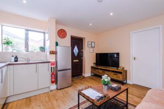Stylish 2-Bed Bungalow Royal Oldham Hospital - 6