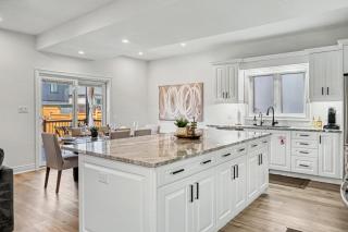 Luxury Family Home Near Niagara Falls - 9