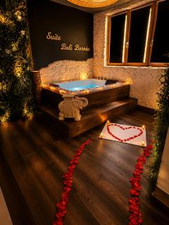 Refuge Tropical - suite pour couple avec balnéo 2 places et Cinema géant - 0