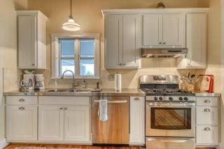 Historic Fredericksburg Farmhouse - Hill Country Views - Wine Trail - Snowbird - 3