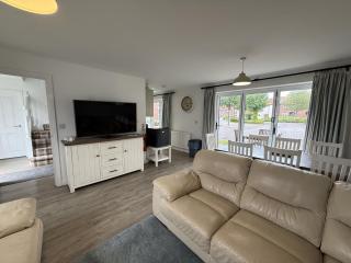 Bay Tree House - The Bay Filey, sleeps 8, 2 dogs welcome - 8