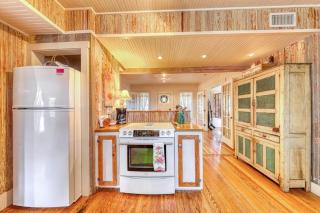 Historic Farmhouse with Lush Covered Patio - Near Wineries & Main St - 4