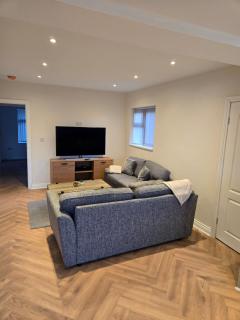 Stylish Modern 2 bedroom bungalow - Driveway & Wifi - 6