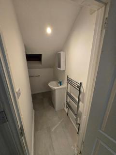 Stylish Modern 2 bedroom bungalow - Driveway & Wifi - 2