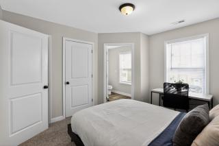 Modern 2br Townhome in Prime Location - 5
